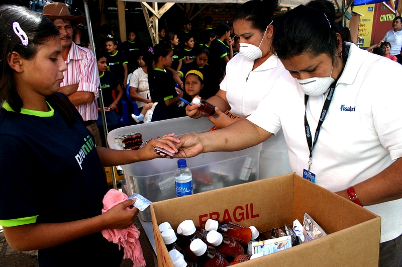 La Clínica Móvil también dio atención médica básica a los habitantes de las comunidades donde estuvo presente, e hizo entrega de libros educativos en salud preventiva, tanto en el área rural como el área urbana, llegando a un total de 75 mil personas