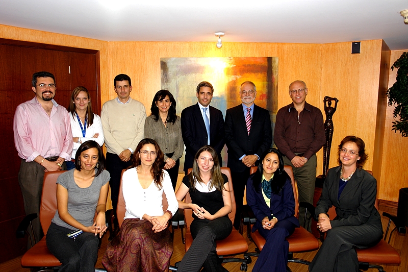 De izquierda a derecha de pie: Andrés Donoso, Vicepresidente Legal; María Azul Romero Cordero, representante voluntarios Telefónica-Ecuador; Luis Granja, Contralor; Sahira Herrera, Vicepresidente Recursos Humanos; Juan Federico Goulu, Presidente Ejecutivo Telefónica Ecuador; Javier Nadal, Vicepresidente Ejecutivo Fundación Telefónica; Hernán Ordóñez, Vicepresidente Regulatorio. Sentadas, de izquierda a derecha Paola Jácome, Coordinadora de Programa y Acción Social; María Agusta Proaño, Jefe de Programa y Acción Social; Patricia Villagómez, Coordinadora Calidad Educativa; Vanesa Villacrés, Asistente Programa Acción Social; Dagmar Thiel, Gerente Responsabilidad Corporativa y Asuntos Externos.
