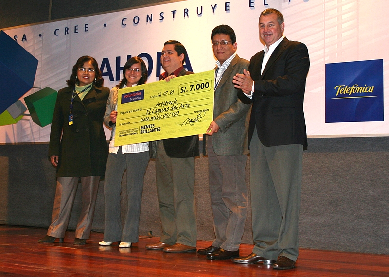 Premiación – Artitreck. Michael Duncan, gerente general de Telefónica del Perú, junto a voluntarios del proyecto Artiteck (Lisset Castañeda Rosario, Jorge Pérez Espinoza, Isabel Aguirre Bello, José Ávila Beltrán, Ena Ugarte Asan, Armando Mejía Gonzales).