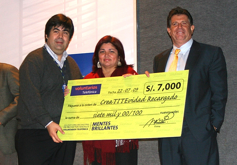 Premiación - CreaTITEvidad 2. Mario Coronado, director de la Fundación Telefónica del Perú, junto a voluntarios del proyecto CreaTITEvidad (Agustin Maúrtua Tweddle, Mónica Reyes Coronado, Jorge Fernández Soko, Mario Torres Rojas).