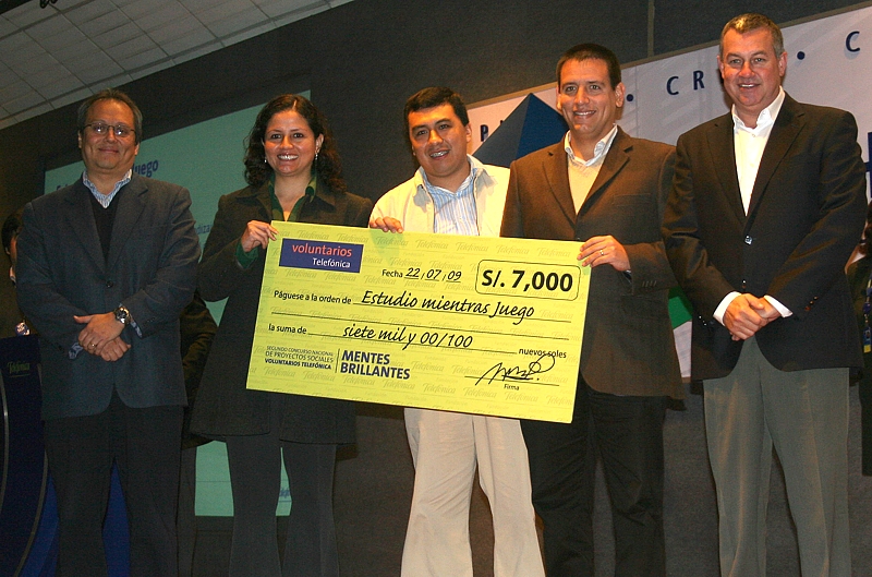 Estudio mientras juego. Michael Duncan, gerente general de Telefónica del Perú, junto a voluntarios del proyecto Estudio Mientras Juego (José del Carmen Cruzado, Jorge Babarczy, Rosa del Pilar Ramírez Berrios, Patricia Salvatierra López, César García Aliaga, Kathia Minaya Rodríguez, Wilmer Córdova Ames).