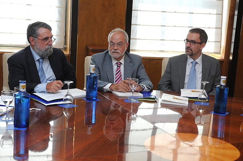 De izqda a dcha: el coordinador del IGF Español y catedrático de la ETSI de Telecomunicación de la UPM, Jorge Pérez; el vicepresidente ejecutivo de Fundación Telefónica, Javier Nadal; y el director del área de Debate y Conocimiento de Fundación Telefónica, José de la Peña
