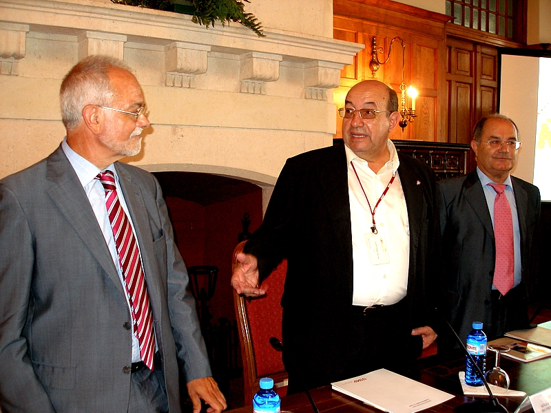 De izda. a dcha., Javier Nadal, vicepresidente ejecutivo de Fundación Telefónica; Salvador Ordóñez, rector de la Universidad Internacional Menéndez Pelayo; y Ramón Sarmiento, catedrático de Lengua española de la Universidad Rey Juan Carlos.