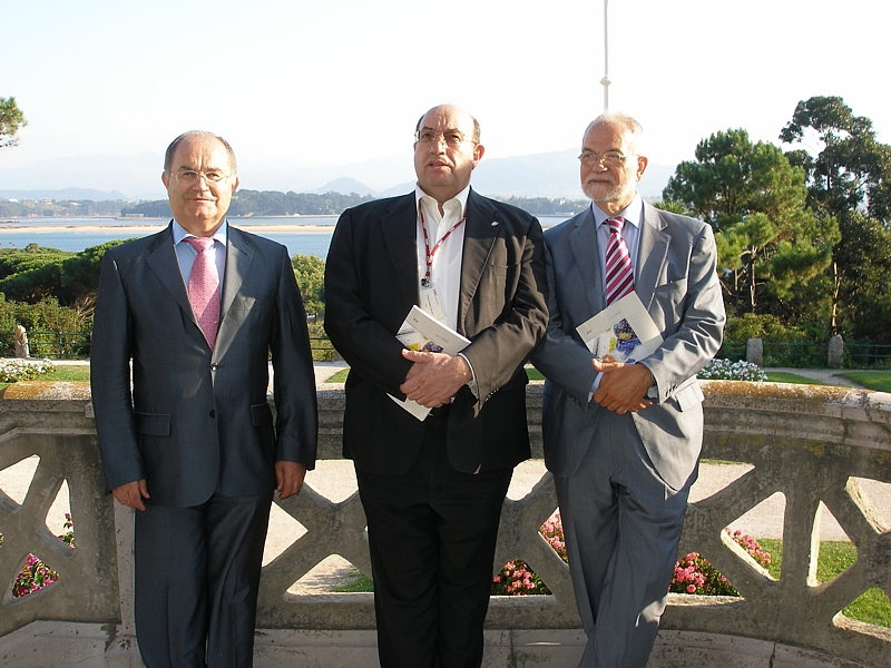 De izda. a dcha., Ramón Sarmiento, catedrático de Lengua española de la Universidad Rey Juan Carlos; Salvador Ordóñez, rector de la Universidad Internacional Menéndez Pelayo; y Javier Nadal, vicepresidente ejecutivo de Fundación Telefónica.