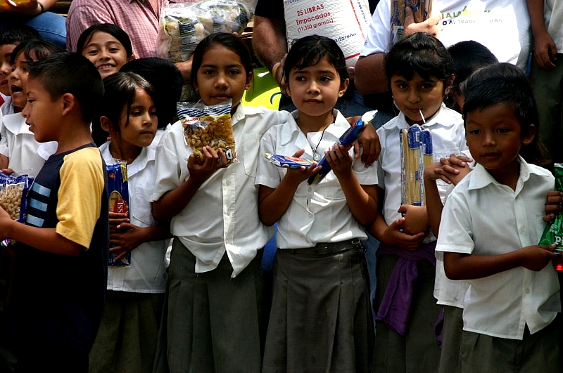 Los víveres son entregados a las maestras de las aulas de nivelación, quienes se encargan de la preparación y distribución de los almuerzos para los niños