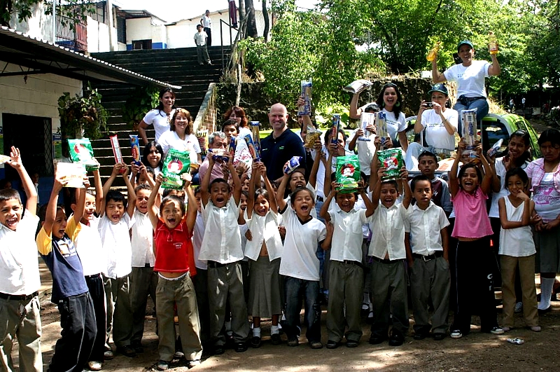 Manos Amigas Proniño ya está en organización para el siguiente mes, y en proyecto con otras actividades orientadas a beneficiar a los niños y a fomentar la participación de todos los empleados en estas obras de voluntariado