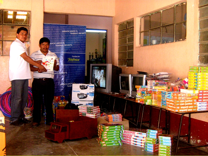 Además de la construcción y equipamiento de las Aulas de Calidad, Fundación Telefónica ofrece a los maestros de las escuelas beneficiadas, programas de capacitaciones para guiarlos en cómo utilizar los nuevos materiales en sus clases