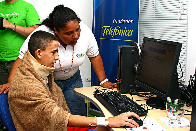 En el aula los niños tienen acceso a programas pedagógicos, interactivos y lúdicos, que han sido diseñados especialmente para mantenerles activos en el proceso educativo mientras reciben tratamiento médico para su recuperación