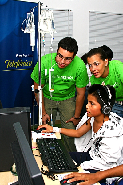 “En estas salas los niños tienen acceso a programas pedagógicos, interactivos y lúdicos, que han sido diseñados especialmente para mantenerles activos en el proceso educativo mientras reciben tratamiento médico para su recuperación