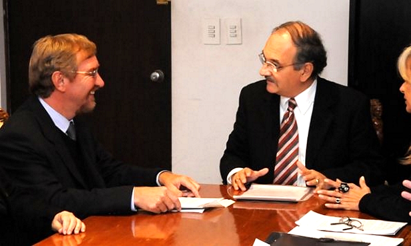 Manuel Álvarez Trongé (izq.), miembro del Directorio del Grupo Telefónica en la Argentina; Juan Carlos Basileff Ivanoff, vicegobernador de la provincia del Chaco; y María Inés Pilatti Vergara, ministra de Educación, Ciencia y Tecnología, durante la firma del convenio por la instalación de las