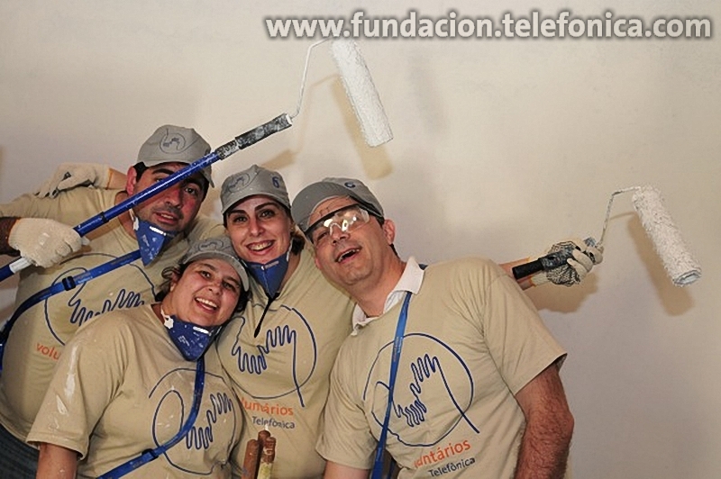Los empleados se distribuyeron las distintas actividades –pintado de paredes y muros, creación de graffitis ornamentales, jardinería y construcción de una calzada y de un campo de fútbol-