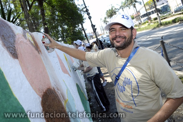 Unos 1.000 empleados del Grupo Telefónica se concentraron en Grajaú (al sur de São Paulo) para tomar parte en la remodelación estructural de la sede de Lar Altair Martins.
