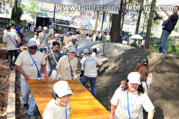 Los empleados se distribuyeron las distintas actividades -pintado de paredes y muros, creación de graffitis ornamentales, jardinería y construcción de una calzada y de un campo de fútbol.