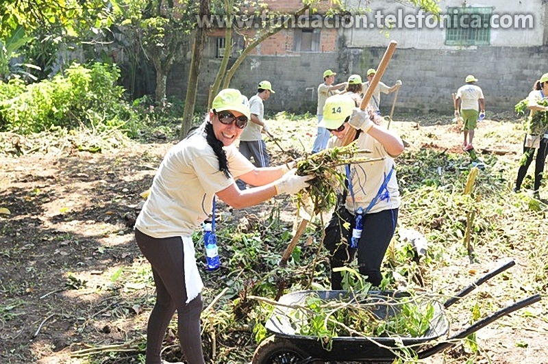 1200 empleados de Brasil, en el marco del programa Voluntarios, de la Fundación Telefónica, trabajaron en equipo y desarrollaron un proyecto para rehabilitar la única institución pública ubicada en la entrada de la Favela Sucupira, Barrio del Grajaú, São Paulo.