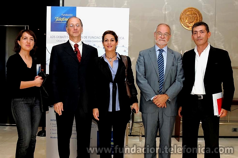 De izquierda a derecha; Tíscar Lara, vicedecana de Cultura Digital de la EOI; David Weinberger, profesor de la asignatura “La diferencia de la web” de la Universidad de Harvard; la periodista Mara Torres; el vicepresidente ejecutivo de Fundación Telefónica, Javier Nadal; y el director general de Autoritas Consulting, Javier Llinares