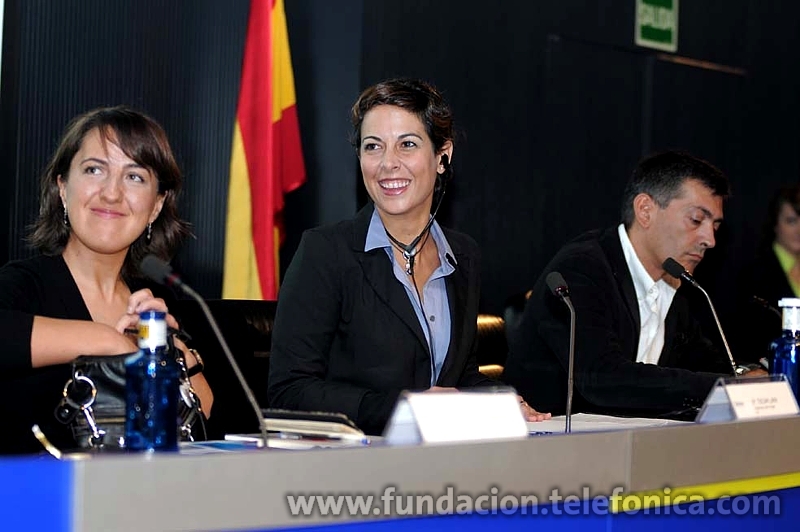 Tras la conferencia del profesor Weinberger, se abrió un debate moderado por la periodista Mara Torres con la vicedecana de Cultura Digital de la EOI, Tíscar Lara, y el director general de Autoritas Consulting, Javier Llinares