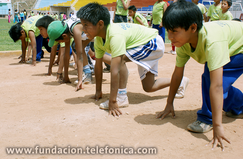 Escolares de las I.E. Sagrado Corazón de Jesús y Divino Maestro en la Academia Deportiva Escolar Fundación Telefónica de atletismo en la ciudad de Abancay