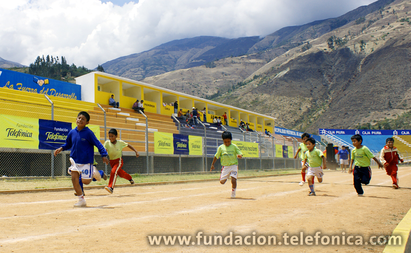 Escolares de las I.E. Sagrado Corazón de Jesús y Divino Maestro en la Academia Deportiva Escolar Fundación Telefónica de atletismo en la ciudad de Abancay