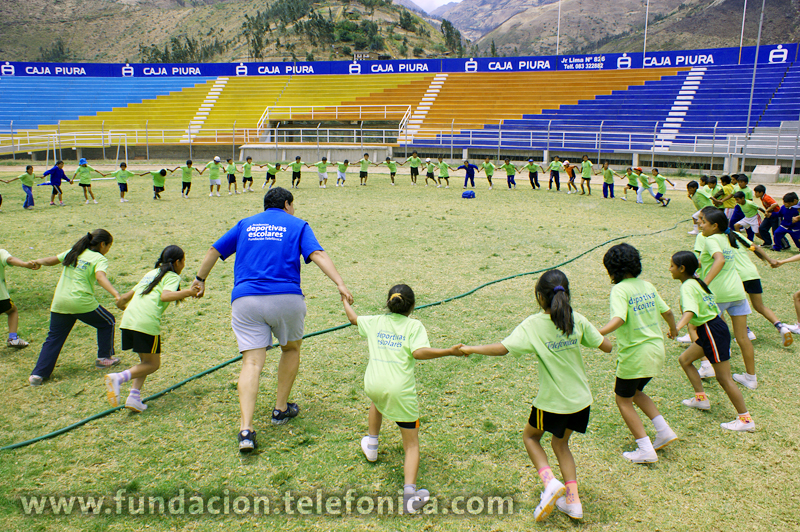 Escolares de las I.E. Sagrado Corazón de Jesús y Divino Maestro en la Academia Deportiva Escolar Fundación Telefónica de atletismo en la ciudad de Abancay