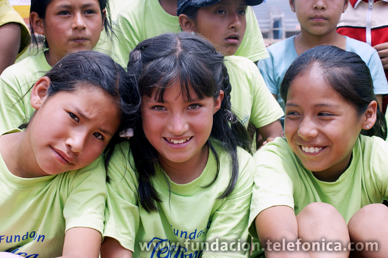 Un grupo de niñas en la Academia Deportiva Escolar Fundación Telefónica de atletismo en la ciudad de Abancay