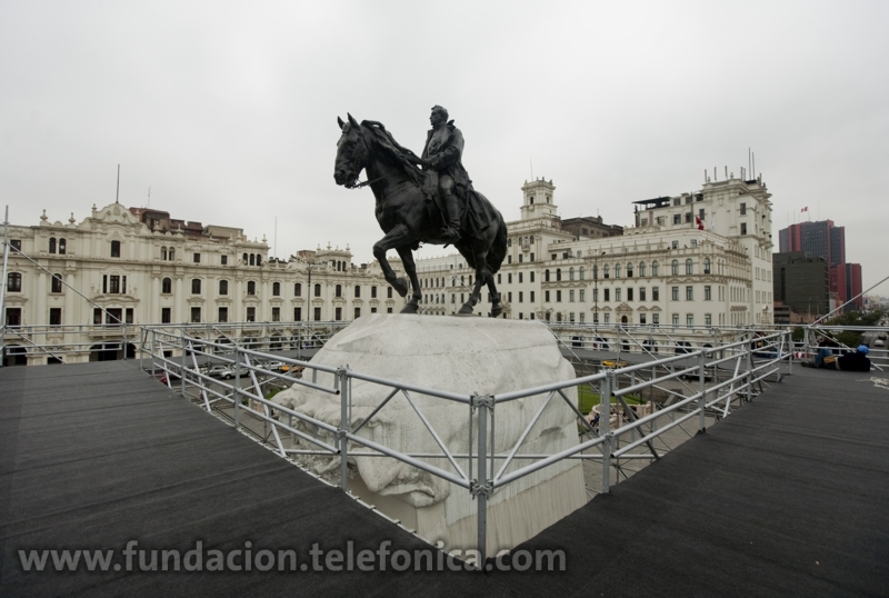 “Yo y San Martín” de la artista chilena Francisca Sánchez, quien nivela simbólicamente el suelo en el que se encuentran San Martín y su caballo con el de los transeúntes, mediante la instalación de una plataforma alrededor de esta emblemática escultura de La Plaza San Martín
