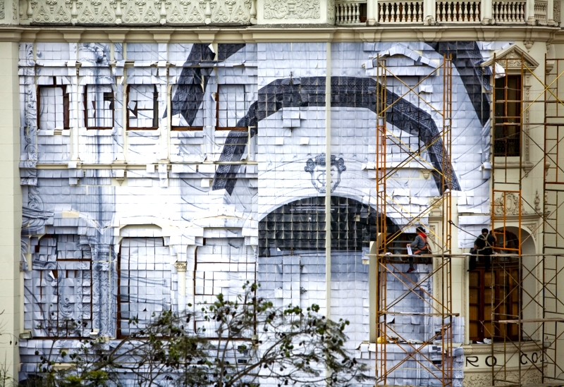 “La foto salió movida” de la artista peruana Sandra Nakamura, quien al empapelar el Teatro Colón con la imagen fragmentada de su sala principal da la impresión de que la fachada hubiese sido retirada