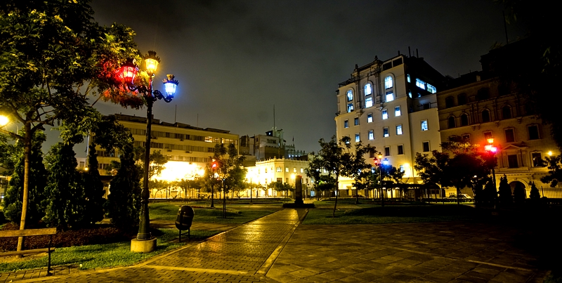 "Orden Público", del artista cubano James Bonachea, quien ha reemplazado las luces de alumbrado público del Parque de la Democracia por luces giratorias de
