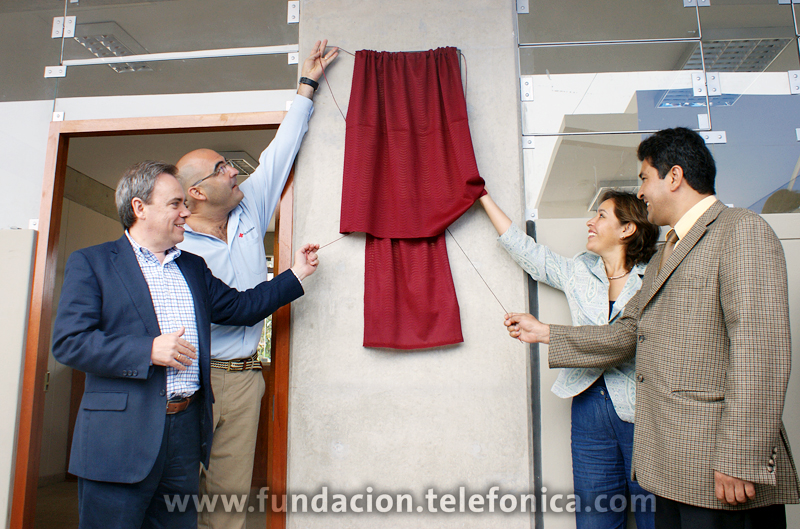 Javier Manzanares, presidente ejecutivo del Grupo Telefónica en el Perú; Francisco Alcaráz; coordinador de la Cruz Roja Española en el Perú; Nidia Vilchez, ministra de la Mujer y Desarrollo Social del Perú; y Rafael Yamashiro, congresista de la República del Perú, develando la placa de inauguración de la I.E. Simón Bolívar de la ciudad de Chincha.