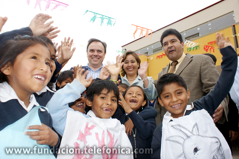 Javier Manzanares, presidente ejecutivo del Grupo Telefónica en el Perú; Nidia Vilchez, ministra de la Mujer y Desarrollo Social del Perú; y Rafael Yamashiro, congresista de la República del Perú, junto a niñas y niños de la I.E. Media Luna de la ciudad de Chincha.