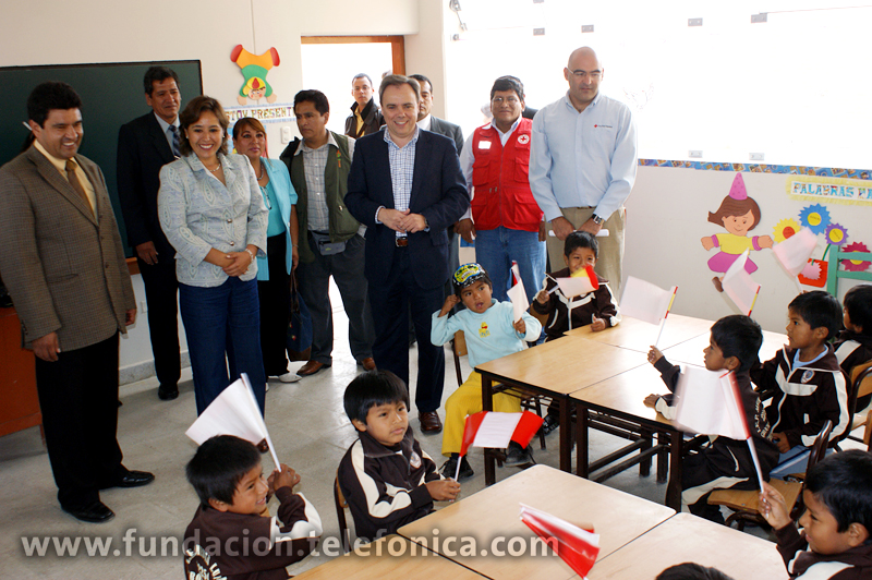 Rafael Yamashiro, congresista de la República del Perú; Nidia Vilchez, ministra de la Mujer y Desarrollo Social del Perú; Javier Manzanares, presidente ejecutivo del Grupo Telefónica en el Perú; y Francisco Alcaráz; coordinador de la Cruz Roja Española en el Perú, junto a niñas y niños de la I.E. Media Luna de la ciudad de Chincha.