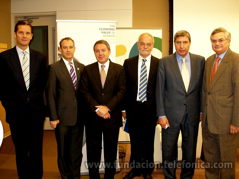 De izda. a dcha; el director de Telefónica Internacional Estados Unidos, Iñaki Urdangarín; el embajador de México en Estados Unidos, Arturo Sarukhan; el embajador de España para la Organización de los Estados Americanos, Javier Sancho; el vicepresidente de Fundación Telefónica, Javier Nadal; el director del proyecto, José Luis García Delgado; y el editor jefe del Foreign Policy Magazine y el editor jefe del Foreign Policy Magazine, Moisés Naím.