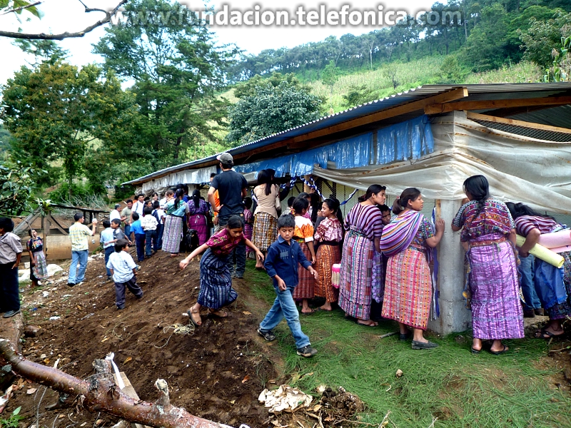 90 madres de niños Proniño de la Aldea Cerro Alto, Chimaltenango tendrán la oportunidad de recibir capacitaciones en el área de avicultura o manufactura textil