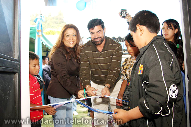 La ceremonia de inauguración del Laboratorio Informático estuvo a cargo de representantes de Telefónica, de personal de Fundación Juan Francisco García Comparini y autoridades educativas de la escuela beneficiado.