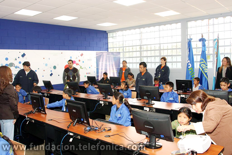 El Aula fue equipada con 20 computadoras de última tecnología con acceso a Internet, cañonera, pantalla de proyección y equipo multifuncional.