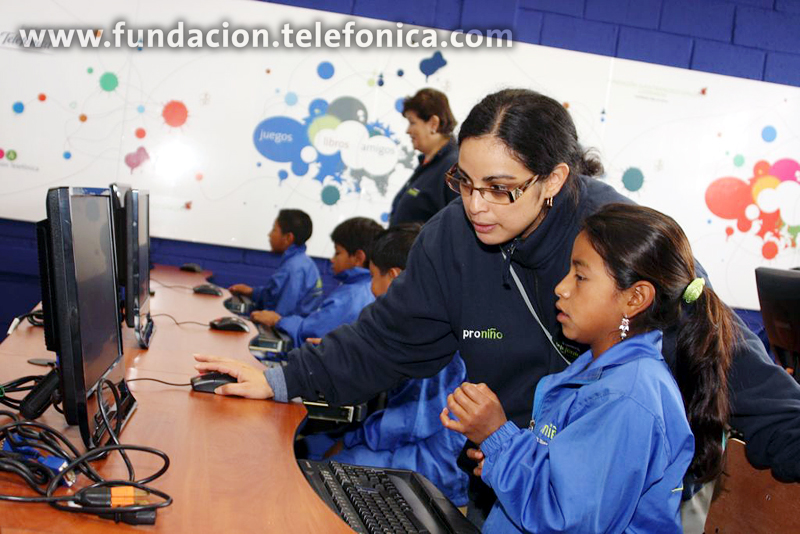 Como parte de este apoyo, se realizarán capacitaciones para los docentes en el uso de las tecnologías de la información y la comunicación que servirá para mejorar la labor docente en el centro educativo.