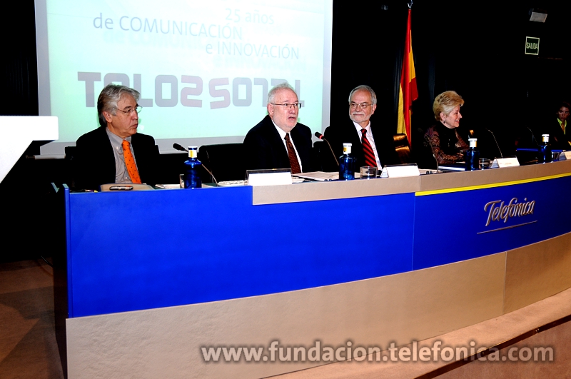 de izda. a dcha. el primer editor de TELOS,Obdulio Martín Bernal;el rector de la Universidad Complutense, Carlos Berzosa; el vicepresidente ejecutivo de Fundación Telefónica, Javier Nadal; y la directora de la Biblioteca Nacional, Milagros del Corral