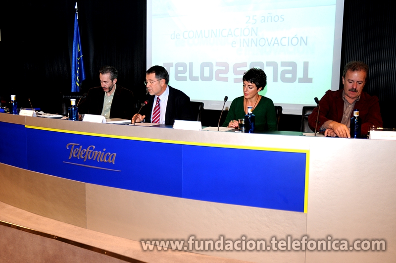 de izda. a dcha. Gumersindo Lafuente, periodista; José Fernández Beaumont, de Debate y Conocimiento; Rosalía Lloret, de RTVE; y Manuel Campo Vidal, de Lua Multimedia