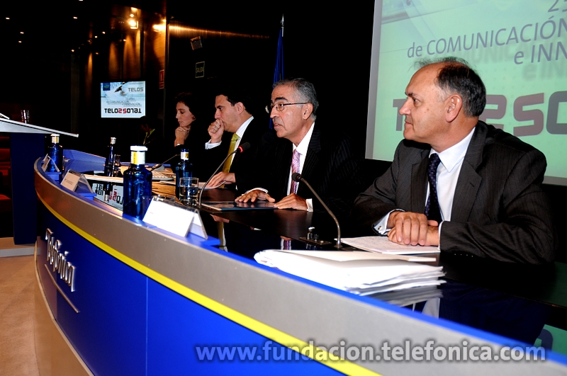 de izda. a dcha. Isabel Aguilera, de Indra; Sebastián Muriel, de Red.es; Antonio Castillo; y Luis Lada, de la Real Academia de Ingeniería