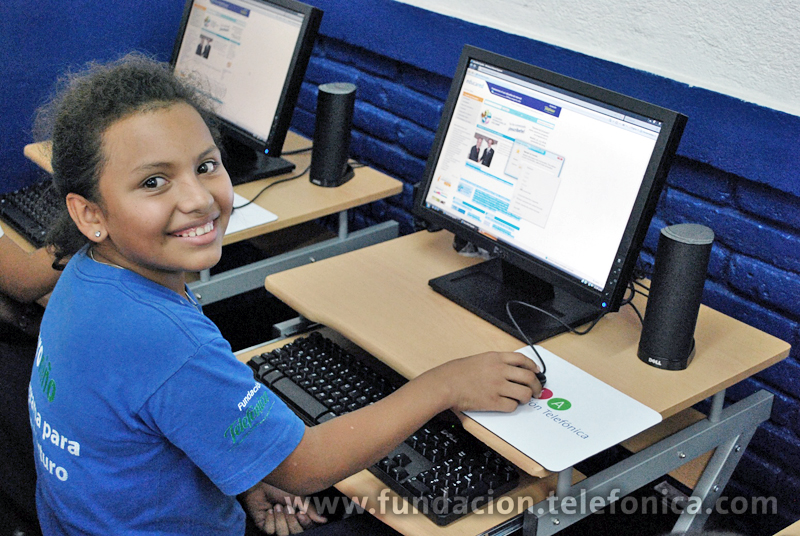 Benefiados del programa Proniño durante la inauguración de las Aulas Fundación Telefónica en Nicaragua.