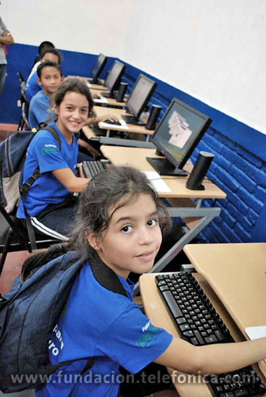 Benefiados del programa Proniño durante la inauguración de las Aulas Fundación Telefónica en Nicaragua.