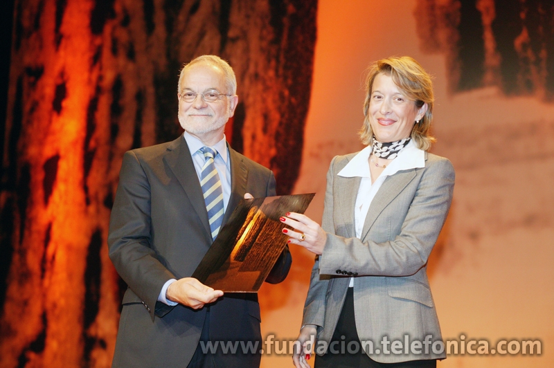El vice-presidente ejecutivo de Fundación Telefónica, recogiendo el premio.