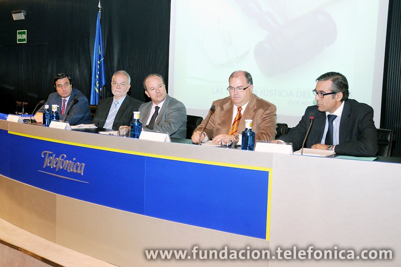 De izda. a dcha.: el secretario general y del Consejo de Administración de Telefónica, Ramiro Sánchez de León; el vicepresidente ejecutivo de Fundación Telefónica, Javier Nadal; el secretario de Estado de Justicia, Juan Carlos Campo; el vicepresidente del CGPJ, Fernando de la Rosa; y el director del Observatorio de la Justicia de la Fundación Wolters Kluwer y coordinador del volumen, Enrique López.