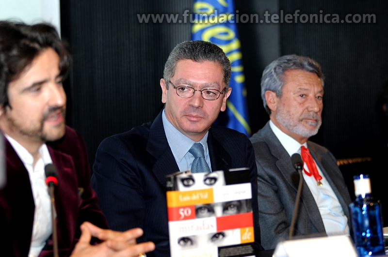 Los autores del libro, Luis Gaspar (fotógrafo) y Luis del Val, y en el centro Alberto Ruiz-Gallardón, Alcalde de Madrid