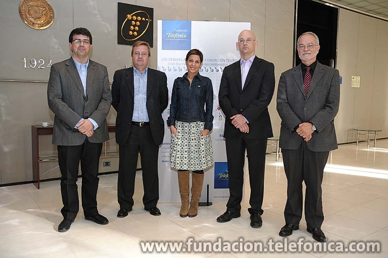 De izda. a dcha. Genis Roca, Andrés Pérez, la moderadora de "Los Debates Abiertos de Fundación Telefónica", Mara Torres, nuestro invitado especial internacional, Clay Shirky y el vicepresidente ejecutivo de Fundación Telefónica, Javier Nadal.