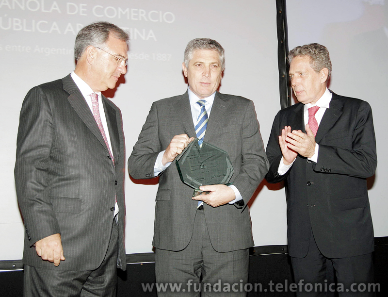 El presidente de Telefónica de Argentina, Eduardo Caride, recibió el Premio Labor Social Empresarial 2009, otorgado por la Cámara Española de Comercio de la República Argentina (CECRA) de manos de Rafael Estrella, embajador de España; y de Guillermo Ambrogi, presidente de la CECRA; en el marco del Seminario sobre Responsabilidad Social Empresarial organizado por la entidad.