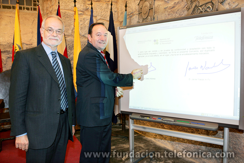 El vicepresidente ejecutivo de Fundación Telefónica, Javier Nadal, y el presidente del Gobierno de La Rioja, Pedro Sanz, firman el convenio en la pizarra digital.