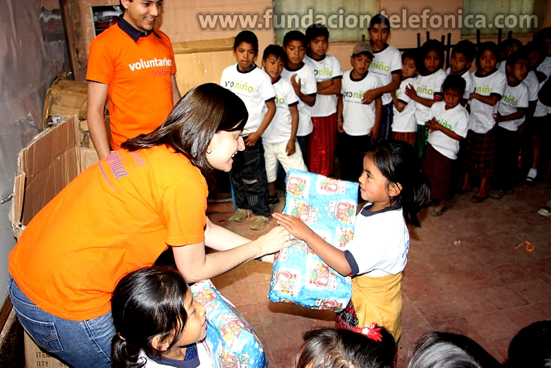 Fundación Telefónica en Guatemala celebra la navidad con los niños Proniño