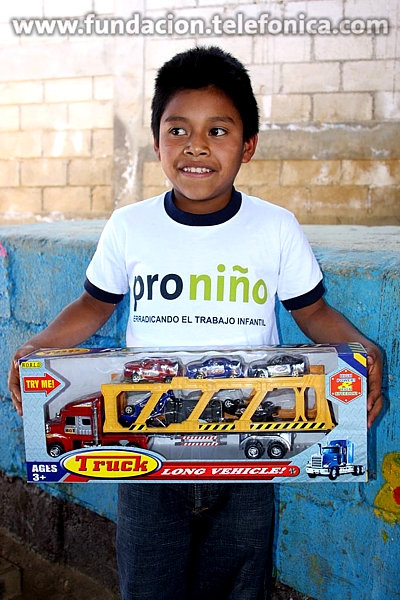 Fundación Telefónica con el apoyo de los Voluntarios llevaron a cabo una visita a la Aldea Cerro Alto en Chimaltenango para entregarles a los niños Proniño regalos y juguetes