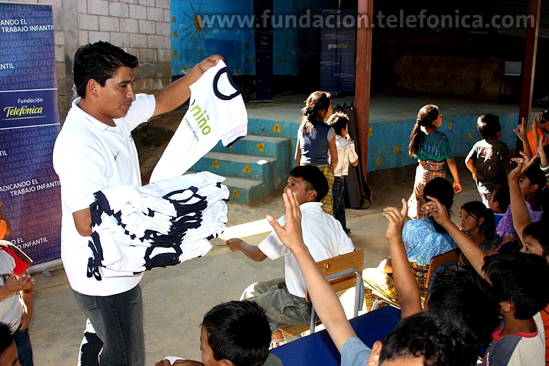 El programa Proniño de Fundación Telefónica contribuye a la erradicación de la explotación laboral infantil a través de la escolarización exitosa y la mejora del entorno educativo, familiar y social de miles de niñas, niños y adolescentes que trabajan o están en riesgo de hacerlo