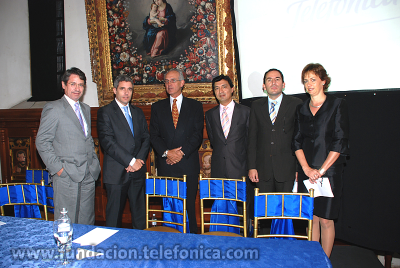 (De izq. a derecha) Juan Federico Goulu - Presidente de Fundación Telefónica Ecuador; Francisco Vacas - Viceministro de Relaciones Laborales del Ecuador; Raúl Vallejo - Ministro de Educación / Ignacio Pérez - Presidente de Expoflores, miembros de la mesa directiva, firmaron el Acta Compromiso para prevenir y erradicar el trabajo peligroso, con énfasis en los sectores de la agricultura y de servicios.